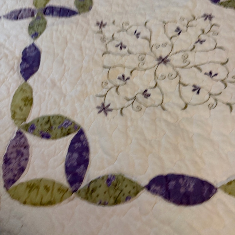 Elegant Vintage White and Purple Cottagecore Quilt - Picture 3 of 5